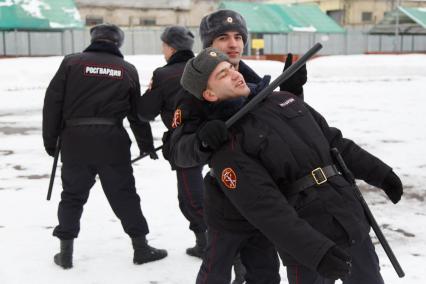 Санкт-Петербург.  Бойцы Росгвардии  во время тренировки  на учебно тренировочной базе.