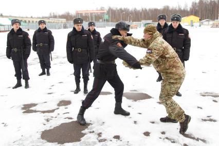 Санкт-Петербург.  Бойцы Росгвардии  во время тренировки  на учебно тренировочной базе.