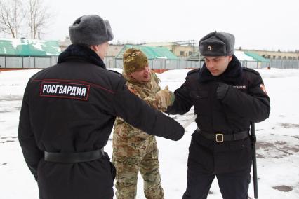 Санкт-Петербург.  Бойцы Росгвардии  во время тренировки  на учебно тренировочной базе.