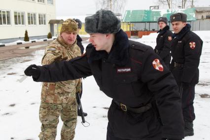 Санкт-Петербург.  Бойцы Росгвардии  во время тренировки  на учебно тренировочной базе.