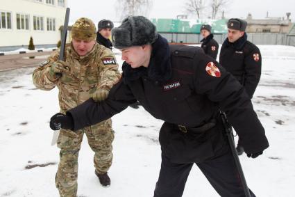 Санкт-Петербург.  Бойцы Росгвардии  во время тренировки  на учебно тренировочной базе.