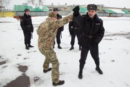 Санкт-Петербург.  Бойцы Росгвардии  во время тренировки  на учебно тренировочной базе.