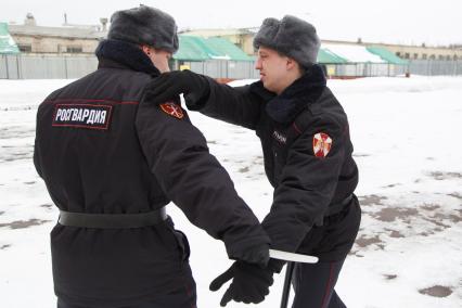 Санкт-Петербург.  Бойцы Росгвардии  во время тренировки  на учебно тренировочной базе.