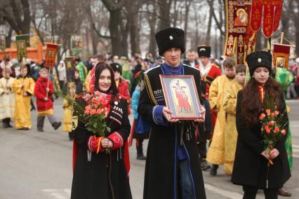 Санкт-Петербург.  Крестный ход  в день праздника Входа Господня в Иерусалим ( Вербное воскресенье) у  Исаакиевского  собора.