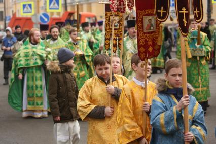 Санкт-Петербург.  Детский  крестный ход  в день праздника Входа Господня в Иерусалим ( Вербное воскресенье) у  Исаакиевского  собора.