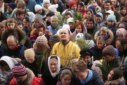 Санкт-Петербург. Верующие на праздничной литургии в день праздника Входа Господня в Иерусалим ( Вербное воскресенье) в Исаакиевском соборе.