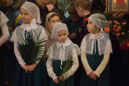 Санкт-Петербург. Воспитанницы воскресных школ на праздничной литургии в день праздника Входа Господня в Иерусалим ( Вербное воскресенье) в Исаакиевском соборе.