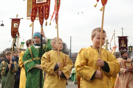 Санкт-Петербург.  Детский  крестный ход  в день праздника Входа Господня в Иерусалим ( Вербное воскресенье) у  Исаакиевского  собора.