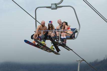 Сочи, Красная Поляна.  Участники массового спуска с горы в купальных костюмах в рамках фестиваля BoogelWoogel-2018 на горнолыжном курорте `Роза Хутор`.