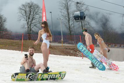 Сочи, Красная Поляна. Участники массового спуска с горы в купальных костюмах в рамках фестиваля BoogelWoogel-2018 на горнолыжном курорте `Роза Хутор`.