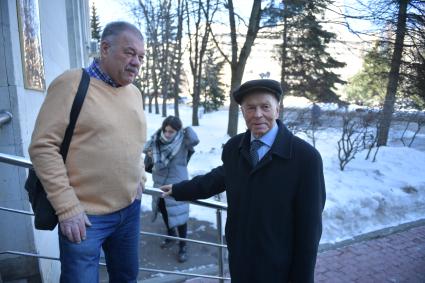 Москва. Корреспондент `Комсомольской правды` Александр Гамов и первый секретарь ЦК ВЛКСМ Евгений Тяжельников (справа).