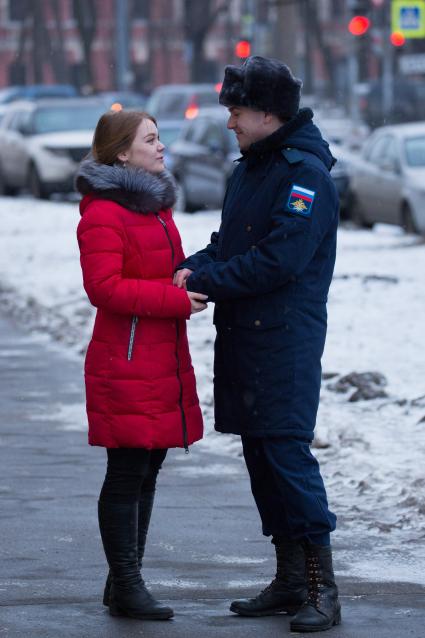 Санкт-Петербург. Солдат на встрече  с девушкой.