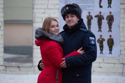 Санкт-Петербург. Солдат на встрече с девушкой.