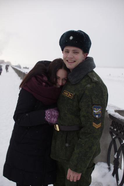 Самара. Солдат на свидании с девушкой.