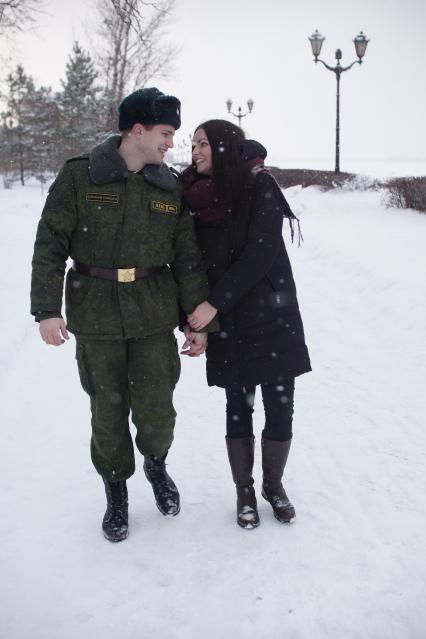 Самара.  Солдат на свидании с девушкой.