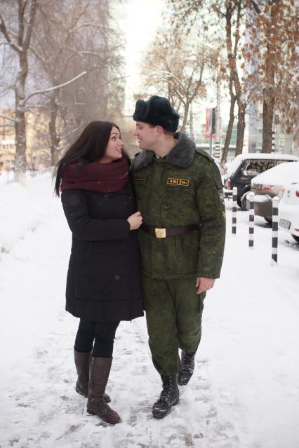 Самара.  Солдат на свидании с девушкой.