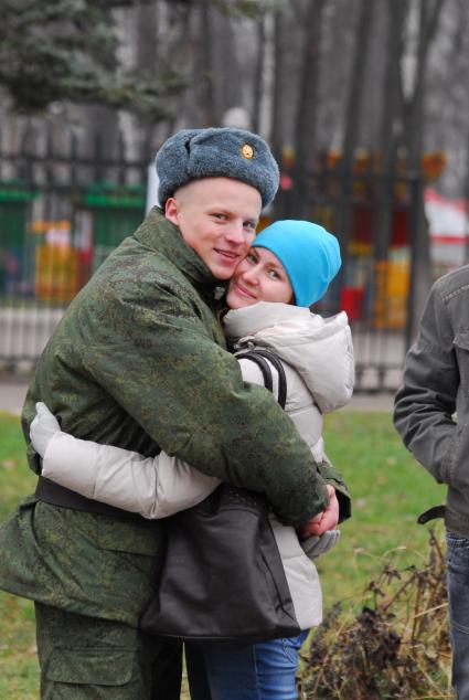 Тула. Девушка провожает в армию молодого человека.