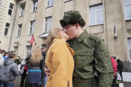 Тула. Девушка провожает в армию молодого человека.