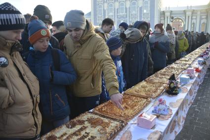 Тула.  Угощение во  время празднования  Дня студента  в Тульском кремле.