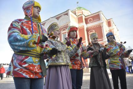 Тула. Артисты в народных костюмах во  время празднования  Дня студента  в Тульском кремле.