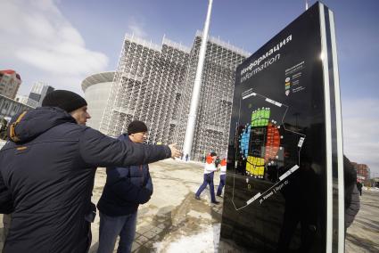 Екатеринбург. Болельщики у информационного табло перед началом первого тестового футбольного матча премьер-лиги \'Урал\' - \'Рубин\' на стадионе \'Екатеринбург-Арена\'