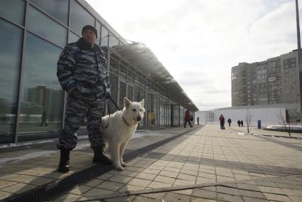 Екатеринбург. Полицейский кинолог перед началом первого тестового футбольного матча премьер-лиги \'Урал\' - \'Рубин\' на стадионе \'Екатеринбург-Арена\'