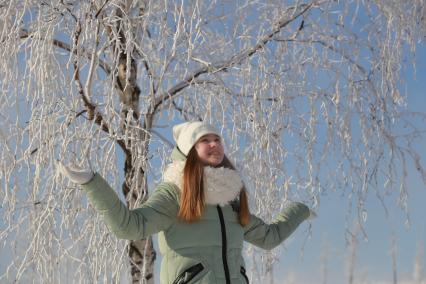 Красноярск. Девушка во время прогулки зимой.