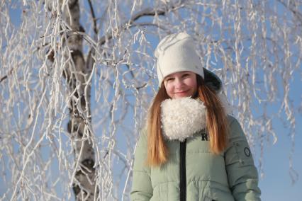 Красноярск. Девушка во время прогулки зимой.