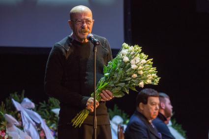 Санкт-Петербург. Певец Александр Розенбаум на церемонии прощания с народной артисткой России Людмилой Сенчиной в Театре музыкальной комедии.