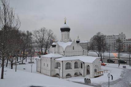 Москва. Церковь Зачатия Анны на территории природно-ландшафтного парка `Зарядье`.