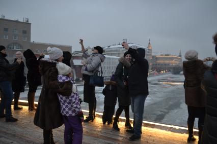 Москва. Посетители на `Парящем мосту` в природно-ландшафтном парке `Зарядье`.