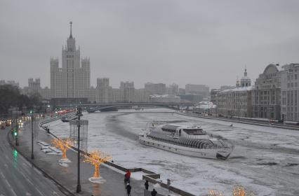 Москва.  Вид на жилой дом на Котельнической набережной с `Парящего моста` в природно-ландшафтном парке `Зарядье`.