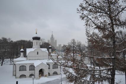 Москва. Церковь Зачатия Анны на территории природно-ландшафтного парка `Зарядье`.