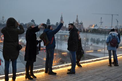 Москва. Посетители на `Парящем мосту` в природно-ландшафтном парке `Зарядье`.