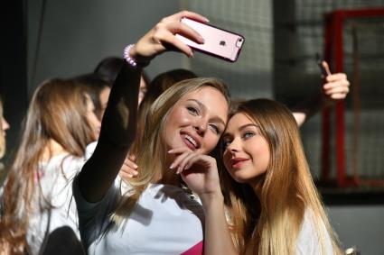 Москва. Участницы конкурса `Мисс Россия - 2018` делают селфи во время репетиции.