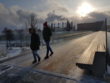 Москва.    Посетители на `Парящем мосту` в природно-ландшафтном парке `Зарядье`.