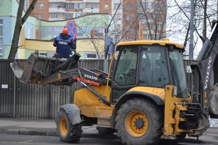 Москва. Замена и установка дорожных знаков на улице города.