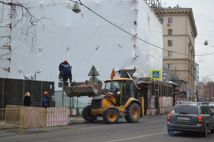 Москва. Замена и установка дорожных знаков на улице города.