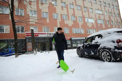 Москва.   Корреспонденты `Комсомольской правды` Павел Клоков  во время уборки снега.