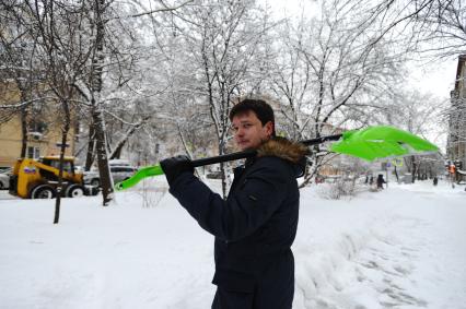 Москва.   Корреспонденты `Комсомольской правды` Павел Клоков  с лопатой на улице.