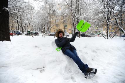 Москва.   Корреспонденты `Комсомольской правды` Павел Клоков  с лопатой на улице.