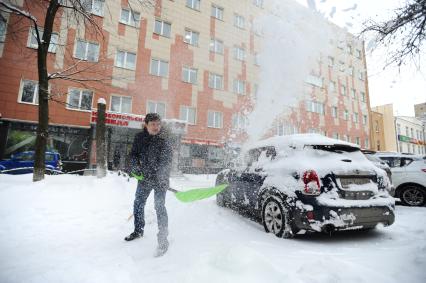 Москва. Корреспонденты `Комсомольской правды` Павел Клоков во время уборки снега.