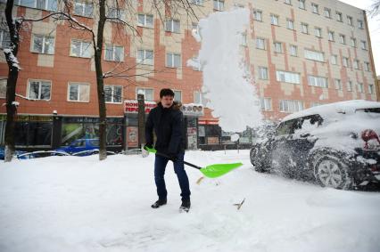 Москва.   Корреспонденты `Комсомольской правды` Павел Клоков  во время уборки снега.