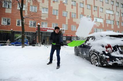 Москва.   Корреспонденты `Комсомольской правды` Павел Клоков  во время уборки снега.