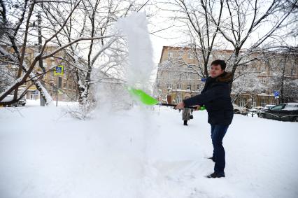 Москва.   Корреспонденты `Комсомольской правды` Павел Клоков  во время уборки снега.