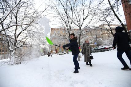 Москва.   Корреспонденты `Комсомольской правды` Павел Клоков  во время уборки снега.