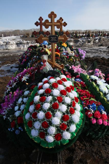 Диск 262. Кемерово Торговый Центр Зимняя Вишня март 2018 года После пожара кладбище венки похороны кресты дети горе траур