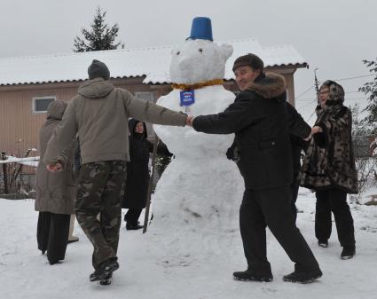 Хоровод у снеговика. 04 января 2012 года.