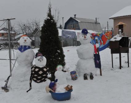 Компания снеговиков у новогодней елки во дворе загородного дома.04 января 2012 года.