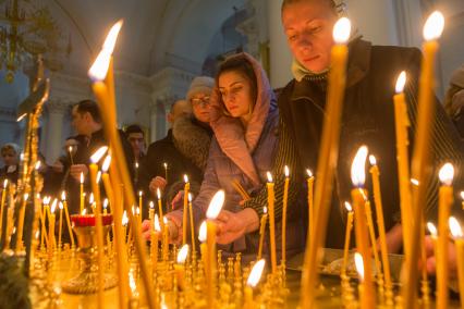 Санкт-Петербург. В Троице-Измайловском соборе прошла панихида по погибшим военным в Сирии, в том числе по погибшему в Сирии летчику Роману Филиппову.